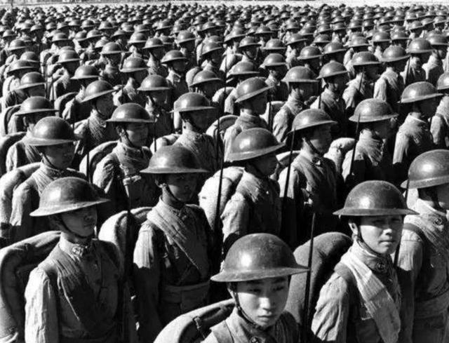 抗战胜利后，蒋介石看着何应钦送来的全国部队编制表，陷入了两难。当时全国共有113