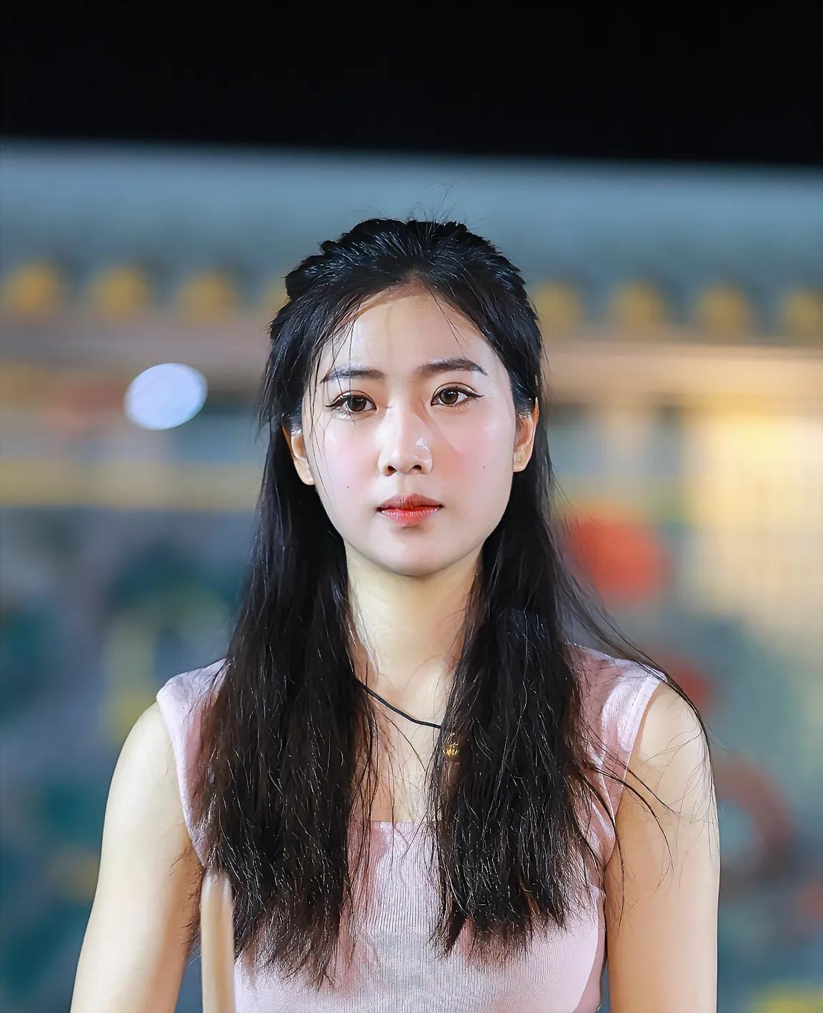 不知道需要多么优秀的男人才能配的上这样的女人，要是你和她去相亲你会直接追求她吗？