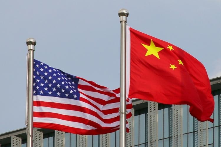 中国稀土管制这步棋下得实在高明，既没掀桌子断供，也没放任自流，而是用“终端用途审