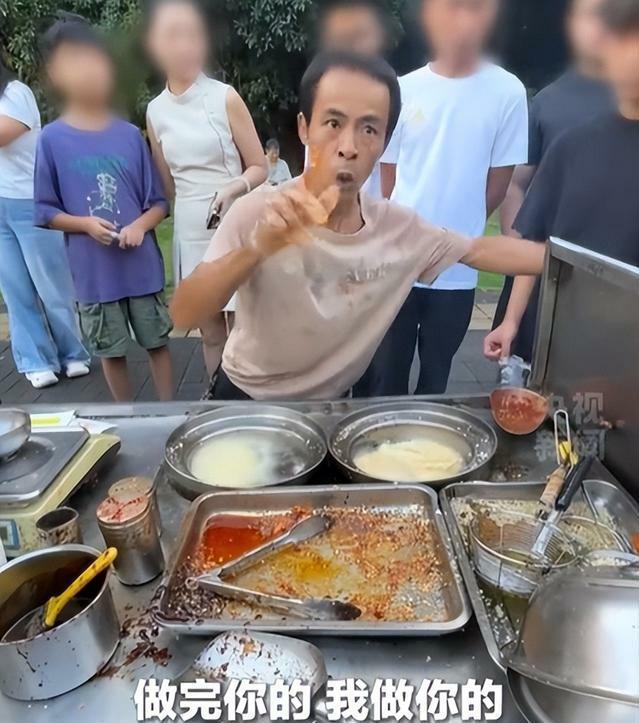 国庆爆火的景德镇鸡排哥，嘴唇发白紫引全网担忧！一天累16小时，被游客挤到窒息