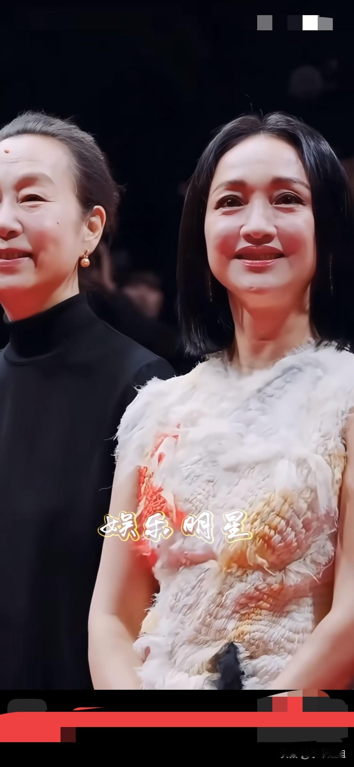 周迅也老年味十足了！深陷的大眼睛，瘪瘪的嘴，苹果肌严重下垂！脖子上皱纹明显！怎么