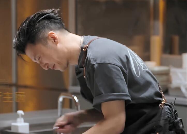 谢霆锋一进厨房就切换状态离开镜头前的舞台，谢霆锋一进到厨房，状态立马切换。经常