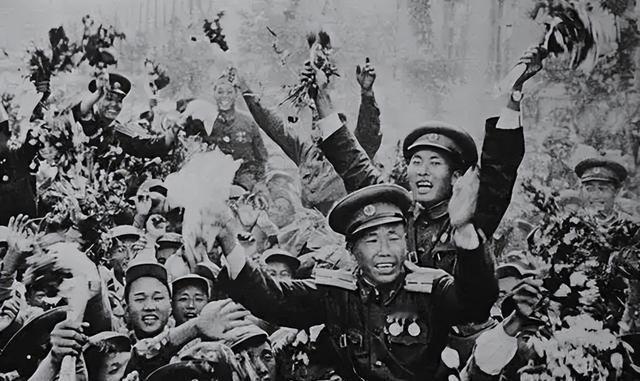 1953年，有人花2块钱向齐白石求画，齐白石只画了2片咸鸭蛋，对方陪着笑脸：“有