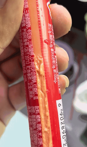 王中王火腿肠天都塌了！浙江，一男子发视频称，女儿用嘴咬开王中王火腿肠，说火腿肠是