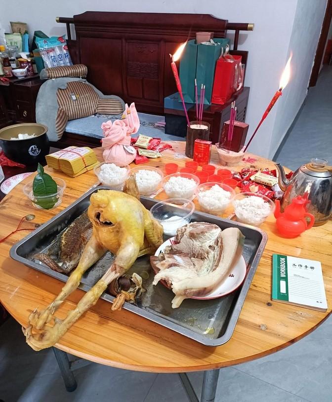 哎，你别光盯着桌子瞅啊，旁边那楼梯和卫生间注意到了没？这设计吧，总觉得哪里不