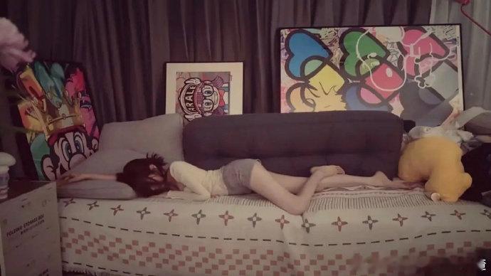 OMG！杨超越小说女主躺沙发！