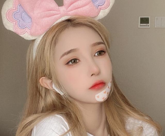 何婧婧自曝难怀孕直播中坦言非易孕体质，与历任男友相处均未受孕，前任已生娃更让她自