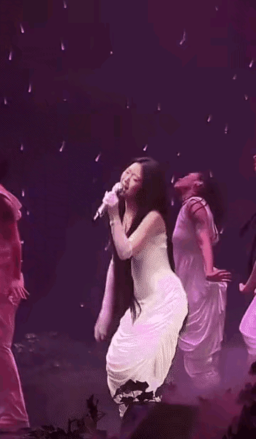 看最近的赵露思和单依纯，感觉这两位像是互换了…总结来说就是，单依纯逐渐露思化