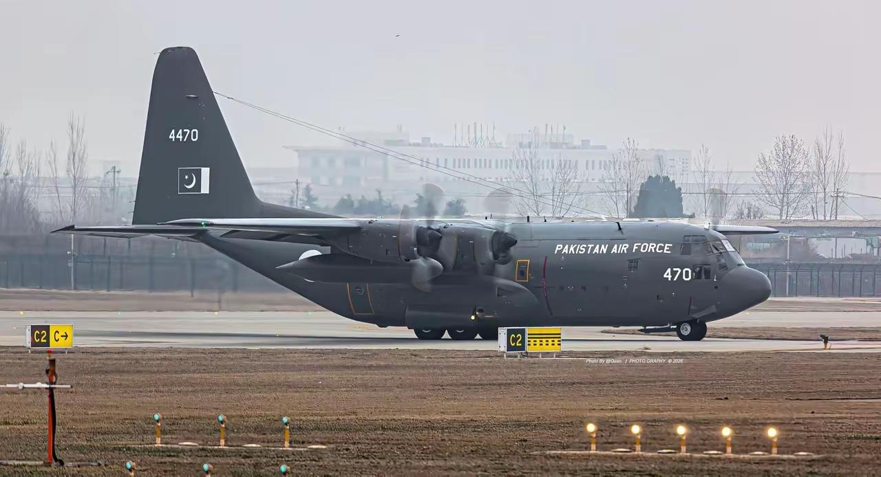 巴空军C-130抵郑中巴空中物流再添新航迹近日，巴基斯坦空军一架洛克希德C-