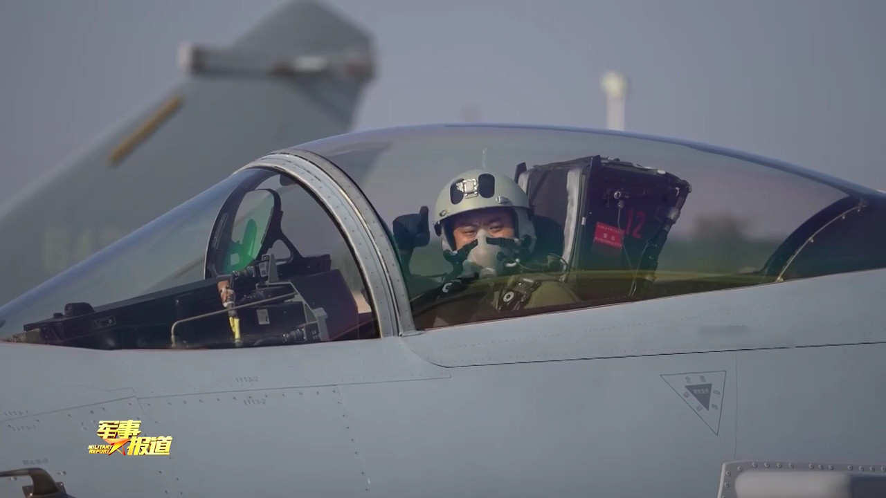 北空“空中铁拳”歼-10C👊🏻图1镜头不错，铁拳雕塑和战鹰同框前阵子和驻韩美