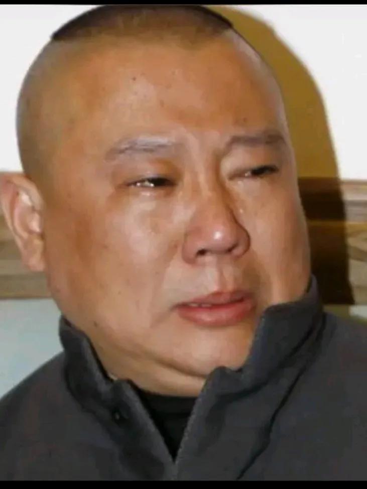 相声名家张伯鑫老婆又炮轰郭德纲了！刚刚张伯鑫老婆直播时喊话郭德纲:你的粉丝天天过