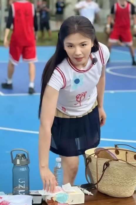47岁刘涛，法令纹眼角纹明显状态却似少女。