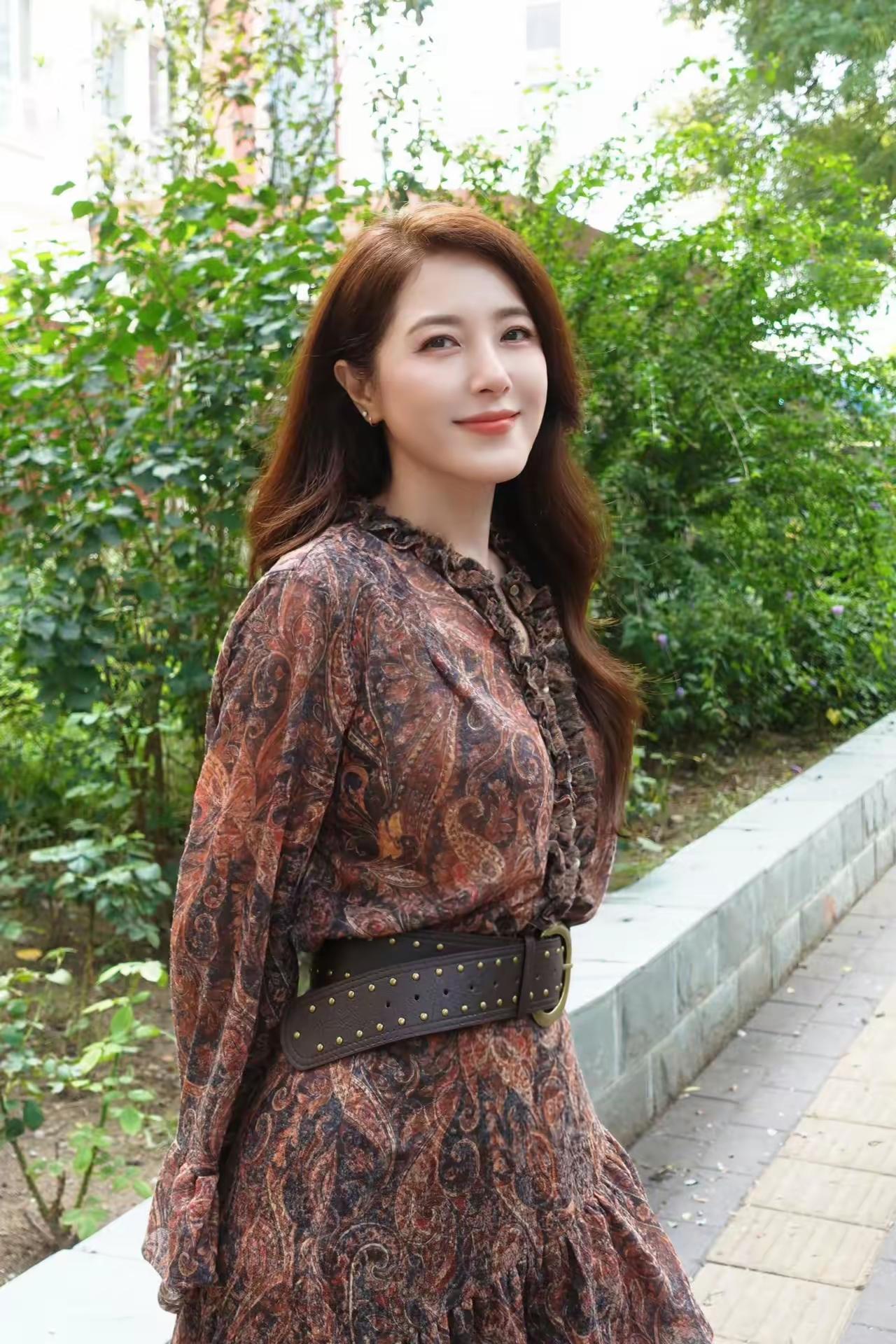 曾黎这个年纪了还这么美没有生过孩子的人确实皮肤和身材基本上没有走样