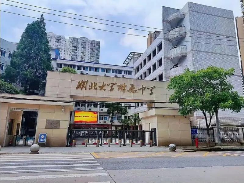 湖北大学附中在省示范高中和武汉四所大学附中甩尾[捂脸哭]四调一本率17%惨不忍睹不