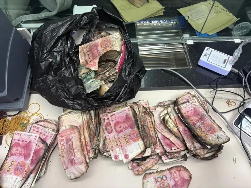 这波必须给建行点赞！云南一女子20余万元现金被烧成残币，银行员工清点5小时兑换1