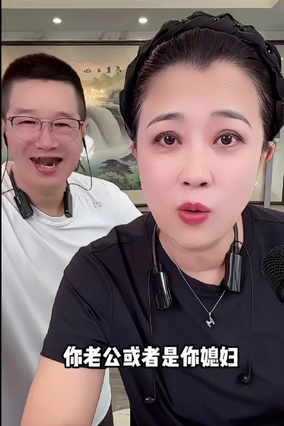 王红梅跟老公王权在直播的时候，有的粉丝问的话也太刁钻了。有个男粉丝问王权:“你晚