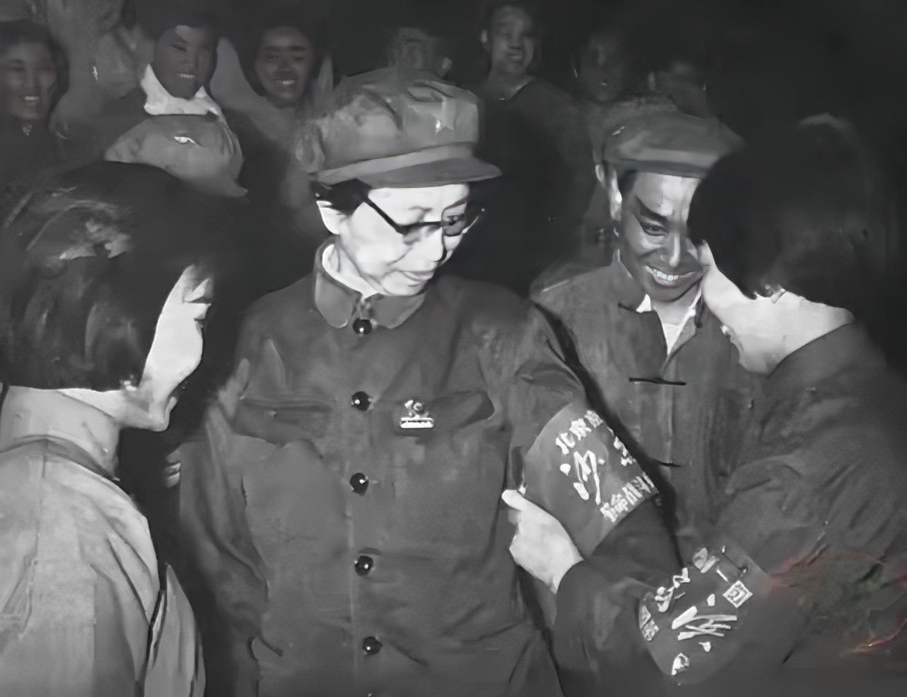 文艺是为工农兵服务，不是为王侯将相服务。文化阵地无产阶级不去占领，资产阶级必然会