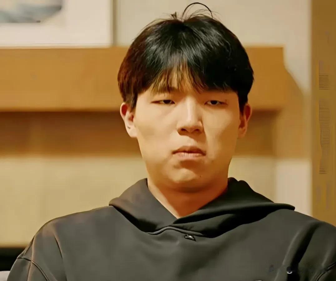 开拓者超快的攻防转换，大量的三分出手，就不是杨瀚森能打的环境。小杨擅长的高位