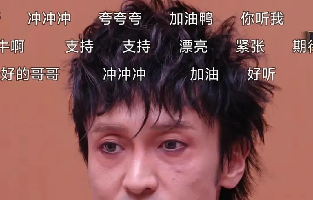 王传君录披哥连续7天每天只睡2小时，上台前脸都是肿的。没人信他当年拒演后续季爱情公寓的时候，全网追着