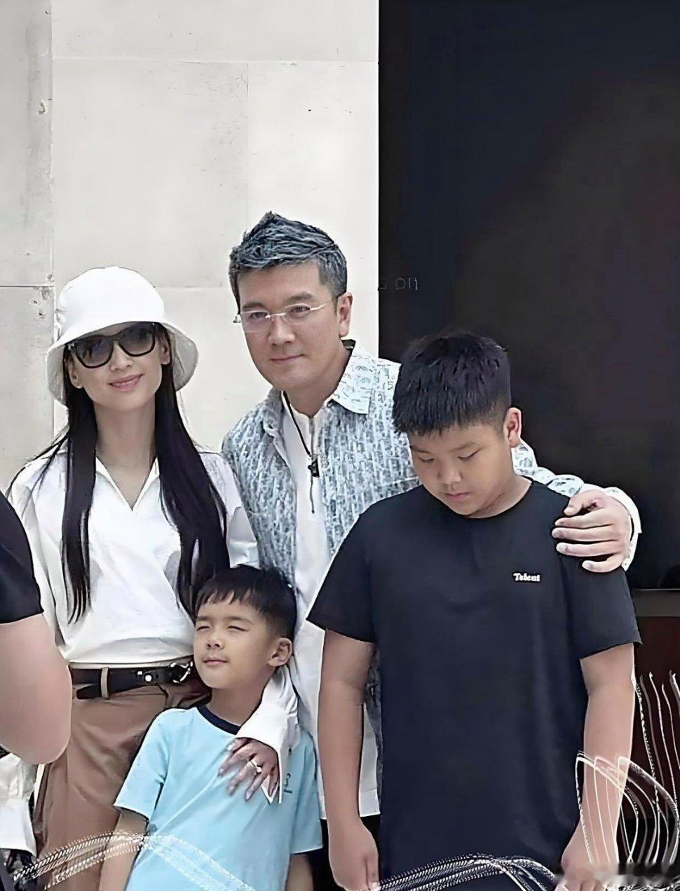 好家伙！黄圣依跟杨子这波操作，惊掉我下巴！我吃瓜吃得一愣一愣的！他俩不是天天直播