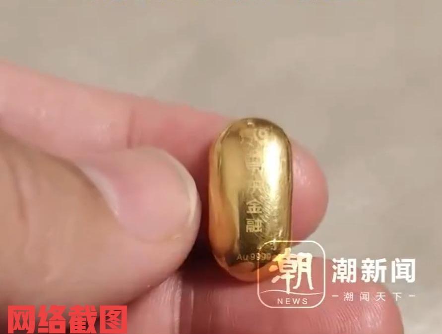 江苏昆山有女子花万元买十克的金豆子。女子刚买回来不久却不知被家里孩子拿着玩,