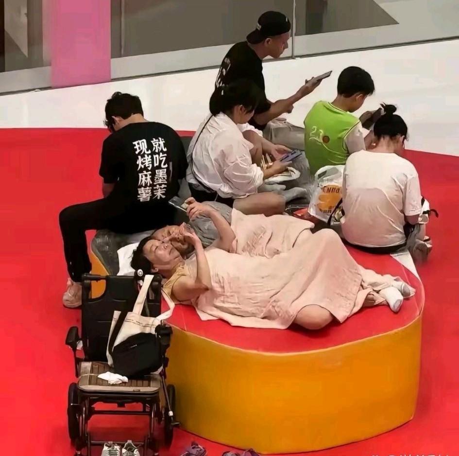什么叫做“为老不尊”，看看这两位就知道了！跑到商场蹭凉，居然还带着毯子跟在家里一