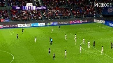 我真想一头撞死。那一瞬间，整个世界都安静了。你就看着他，一个人，前面是一大片绿