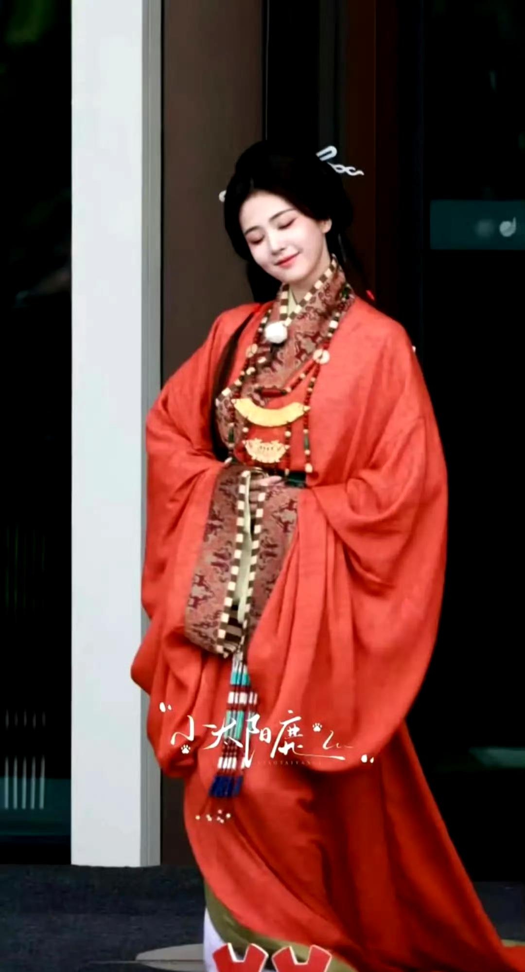 我真的服了，白鹿和陈都灵这战国袍造型，怎么能这么贴脸啊！白鹿那套橘红的，颜