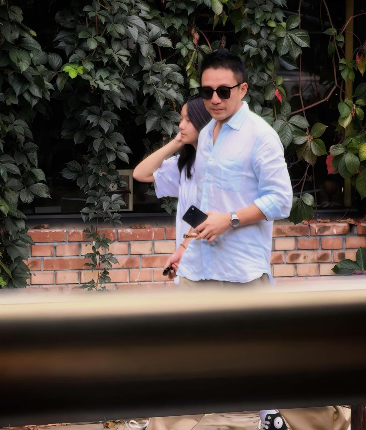 汪小菲和12岁女儿小玥儿现身北京怀柔风景区游玩，小玥儿穿着一身休闲服，长相清秀，