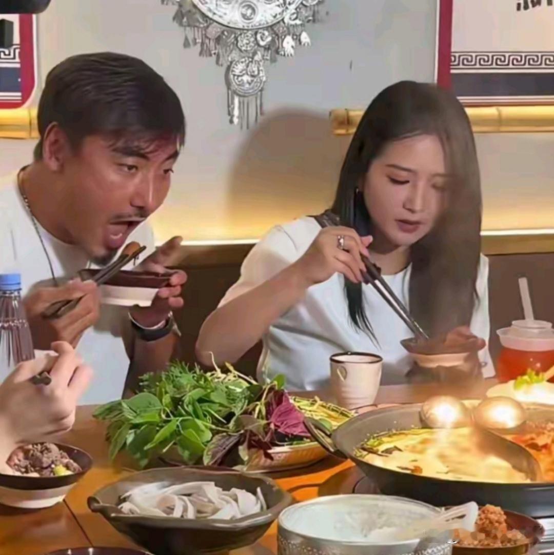 何洁和二婚老公刁磊，吃火锅被拍。​​​