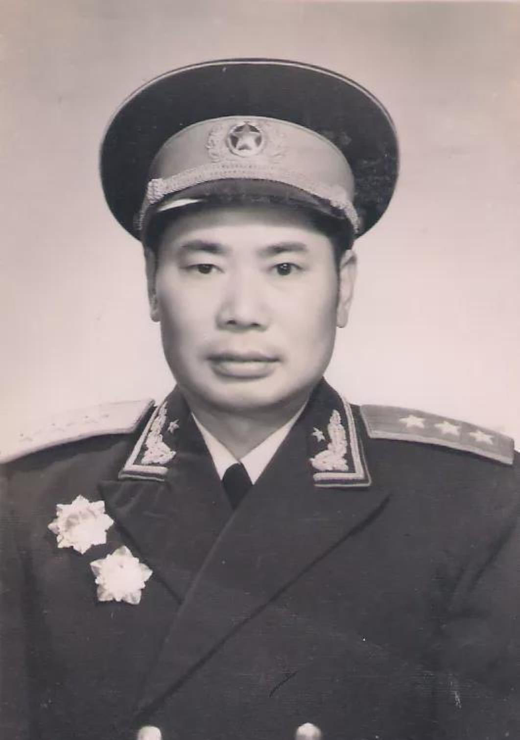 瘦小文书竟是军团长，没人信他能打仗，可他就是打一仗赢一仗！个子不高，人也文弱