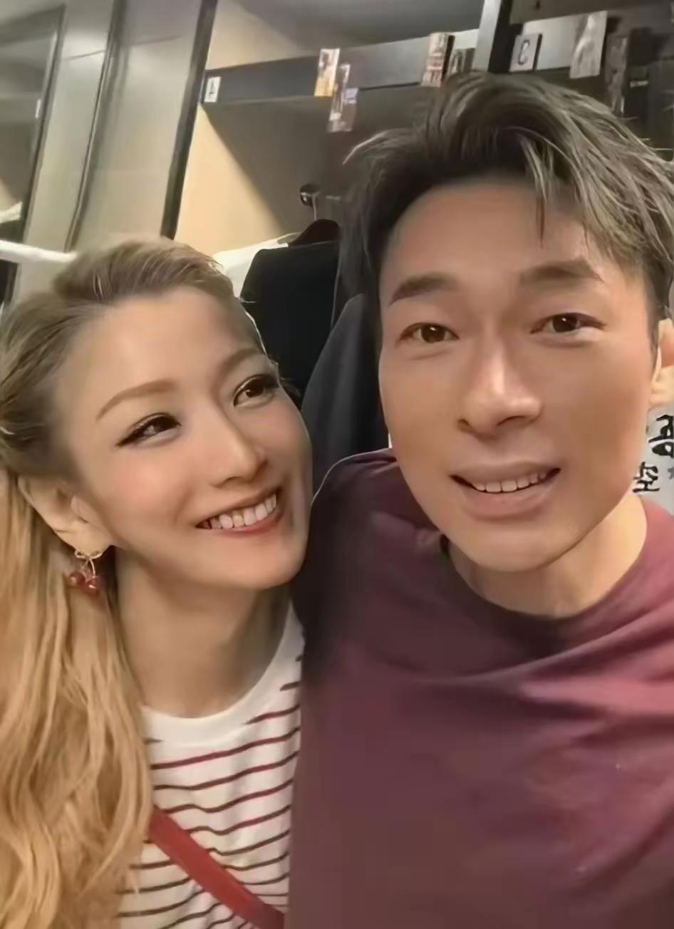 许志安其实还是老样子，郑秀文却判若两人一般。许志安面容似乎还是原来的模样，而郑秀