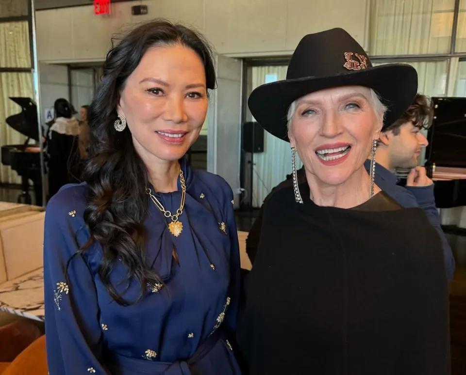 邓文迪离婚以后，并没有因为丈夫的光环消退，而被冷漠。她经常受邀参加一些名流的活