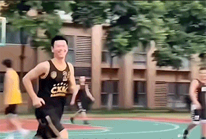 打球的时候不小心踩到了老板的背上怎么办？