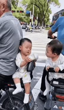 我建议他们定娃娃亲，两个宝宝太有缘了。