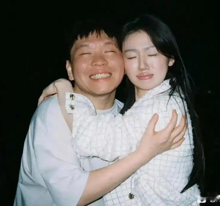 大家注意没有，这姑娘刚出道时，绝对是清纯美丽，现在咋看着跟常石磊长的越来越像了呢