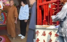 五台山普寿寺门口贴了张通知：从今往后，不收了米面油这些供品，只收现金。僧人说