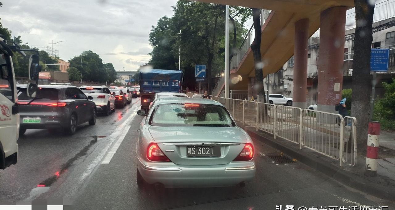 当年满大街跑的京A桑塔纳配的铁片车牌，如今成了拍卖会里坐标的“隐藏款”。京A