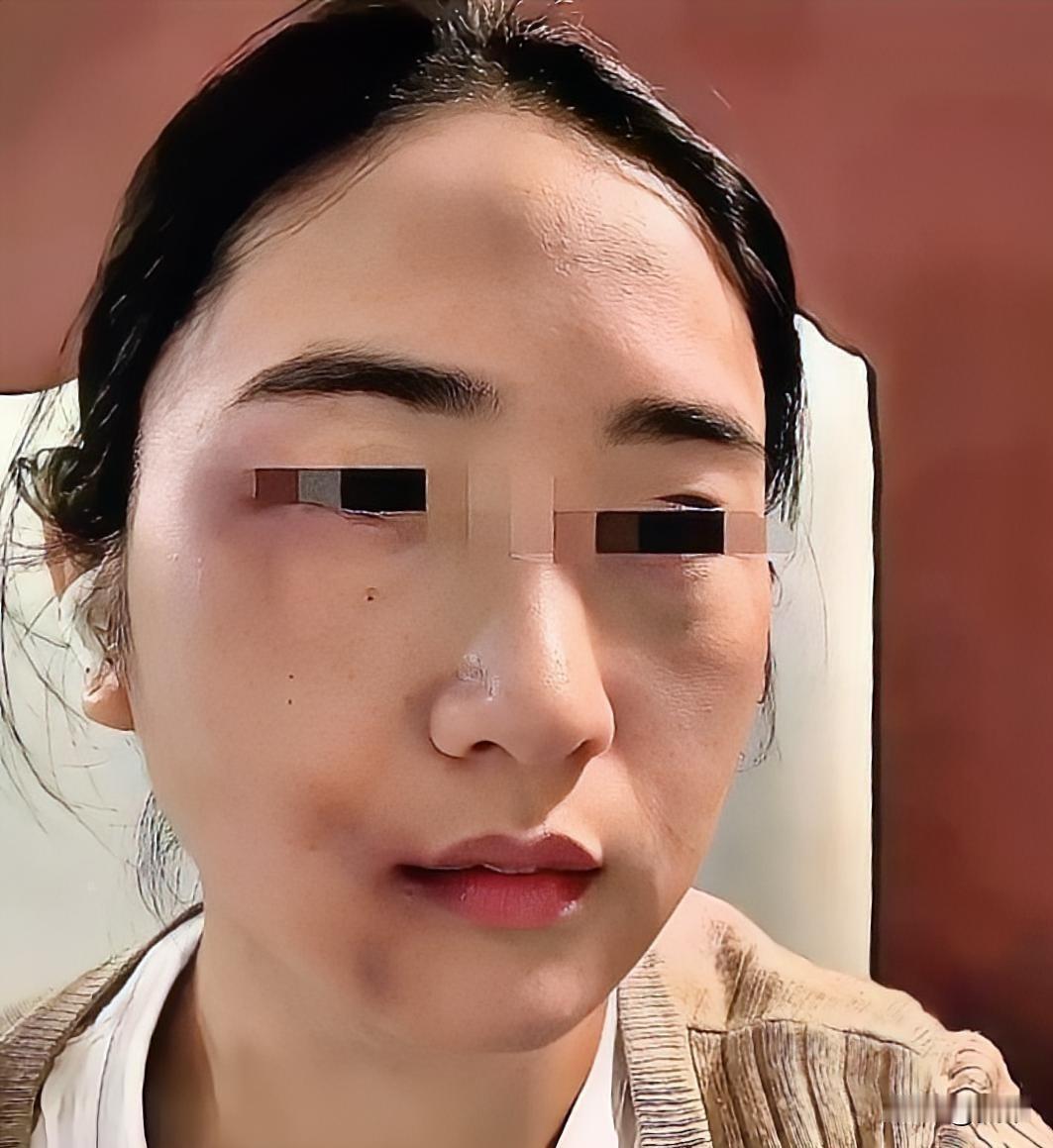 凌晨两点，她在沙发上等丈夫回家，没等到人却滚到了地板上。结婚七年，丈夫出差的第三