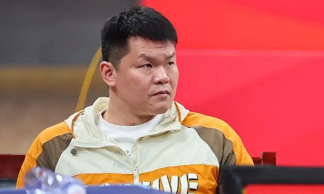 120万人挤爆直播间！广东男篮自己开麦，首场就把第三方主播踢出局。抖