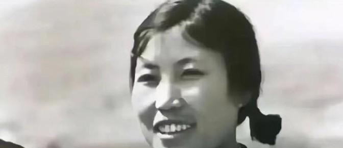 1978年，号称铁姑娘的郭凤莲，跟着代表团一起前往美国，她在美国到处宣传“大寨精
