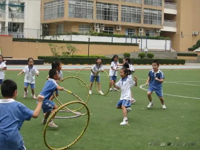 现在，有些学校实行“每天一节体育课”，结果冒出了好多让人哭笑不得的事儿好多