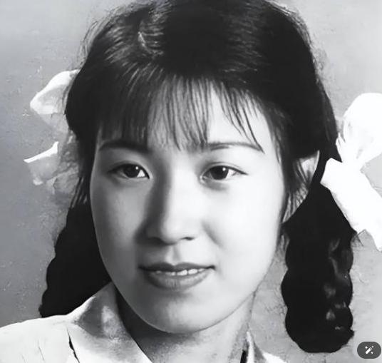 1956年，李玉琴到抚顺战犯管理所探望溥仪，管理员考虑到两人结婚14年几乎