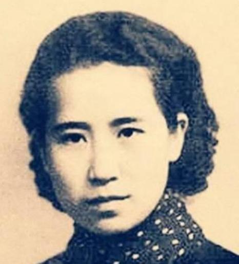 1999年，民国才女赵清阁在临终前把1个木盒递到保姆手里，含泪再三叮嘱：我死后，
