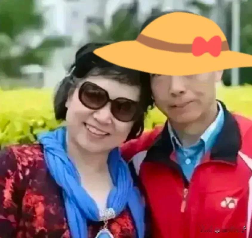 何砖家的内人相貌与老杜还真似！不会是亲姐妹吧？何砖家也澄清，老婆不是河南的