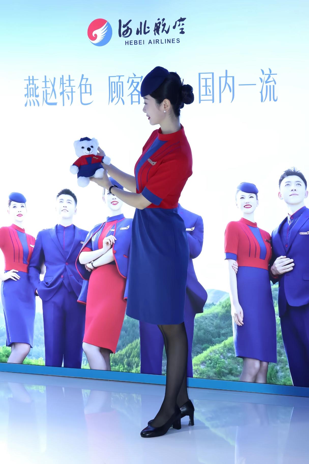 海航航空的乘务员在展示毛绒玩具。