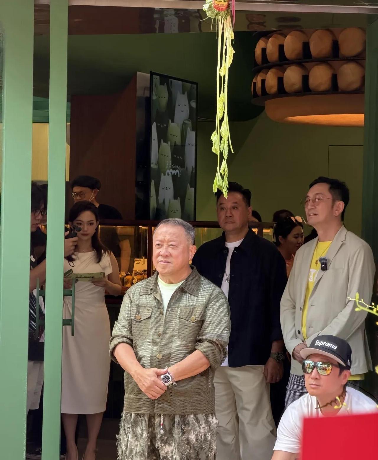 他年轻的时候是一个特别普通的男演员，个子不高，长相平凡，可不知道啥原因他就能从出