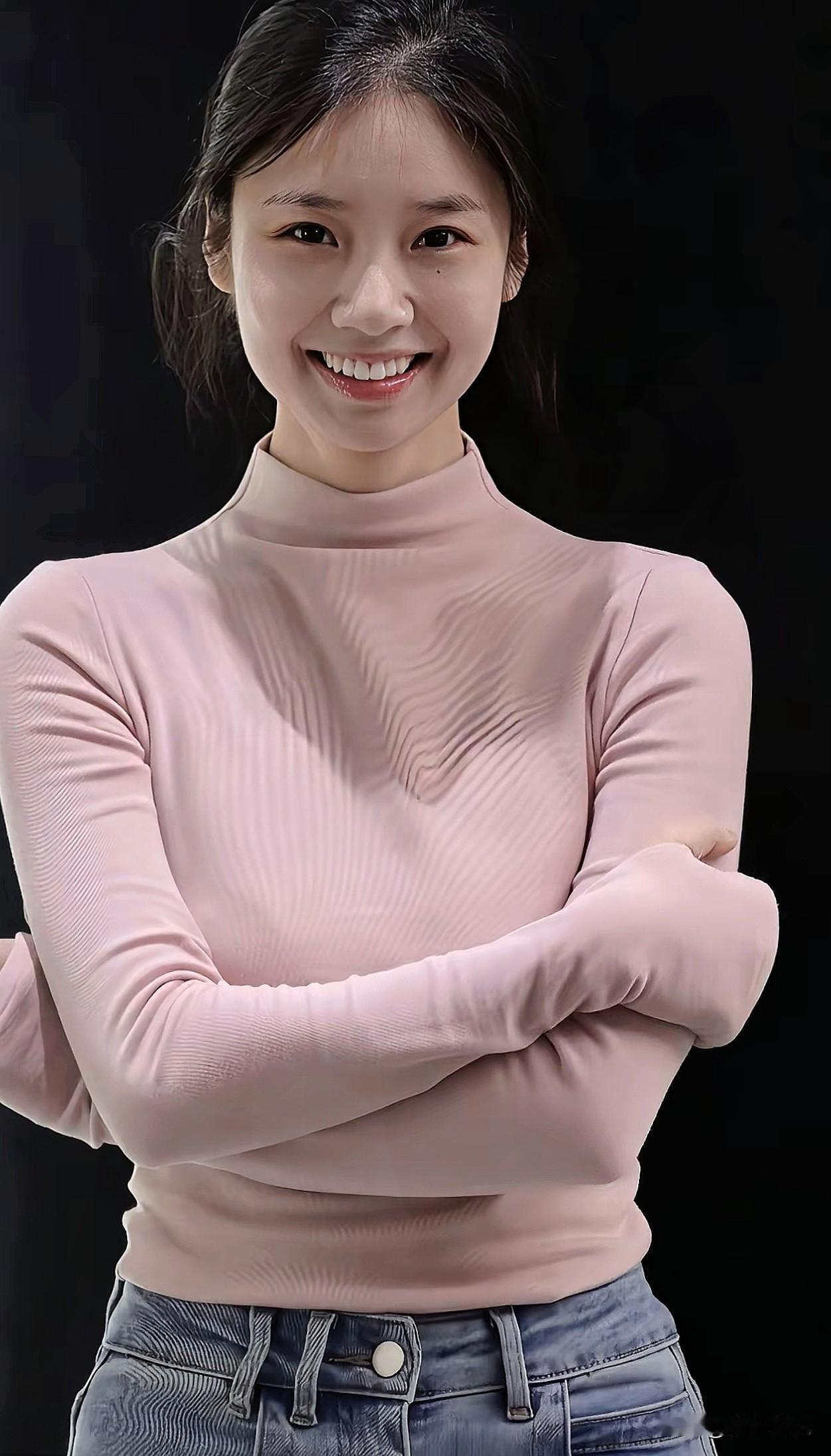 元气满满的微笑，粉嫩毛衣搭配牛仔裤，温暖又时尚！😊✨分享一张随手拍发现美好，分