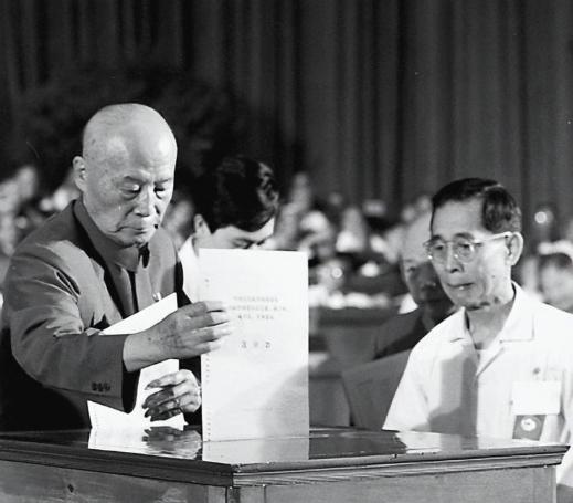 1972年，刘沙到监狱探望被关押的吕正操，反复叮嘱他千万别疏远和毛主席的往来，在