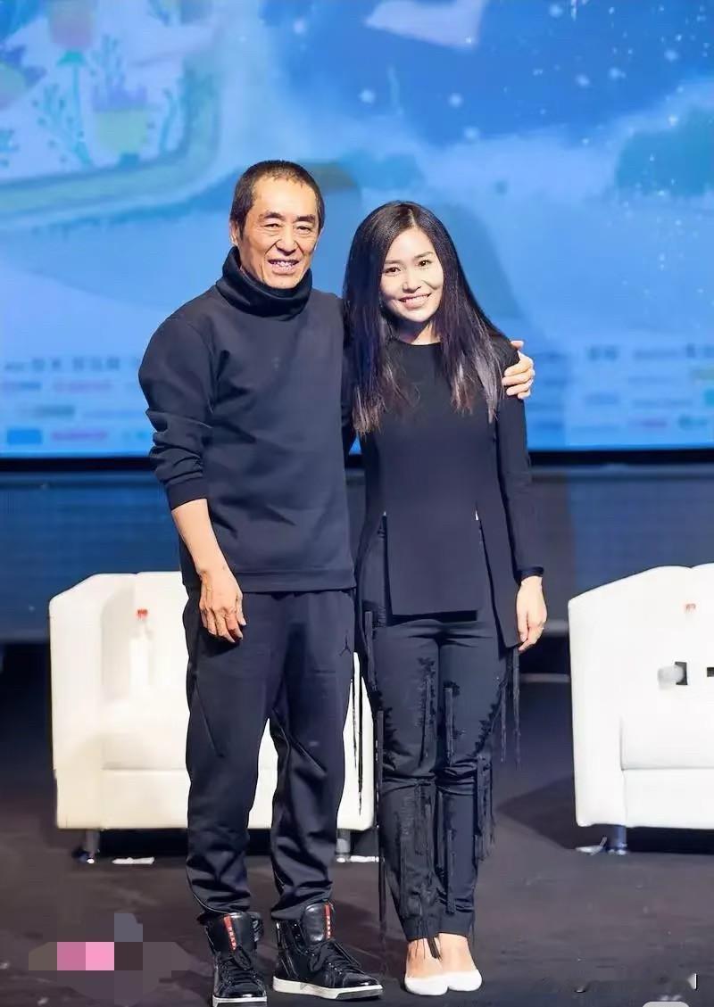 这是大导演张艺谋和长女张末的合影。父女互相搂着，关系亲密，张末也继承了父亲优秀基